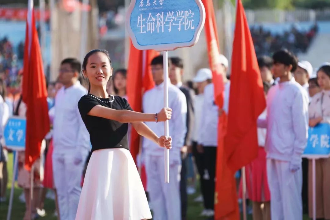 直击校运会丨国旗班!举牌女神!健美操表演!