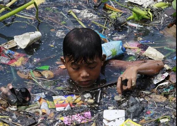 海浪往往卷席杂物 日益枯竭的油井是人类破坏生态的又一明证