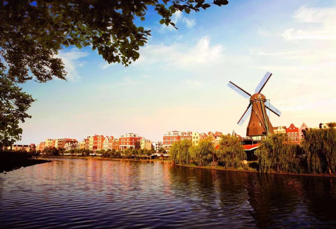 荷兰风情小镇位于浦东的高桥新城,标志性的荷兰大风车极为醒目.