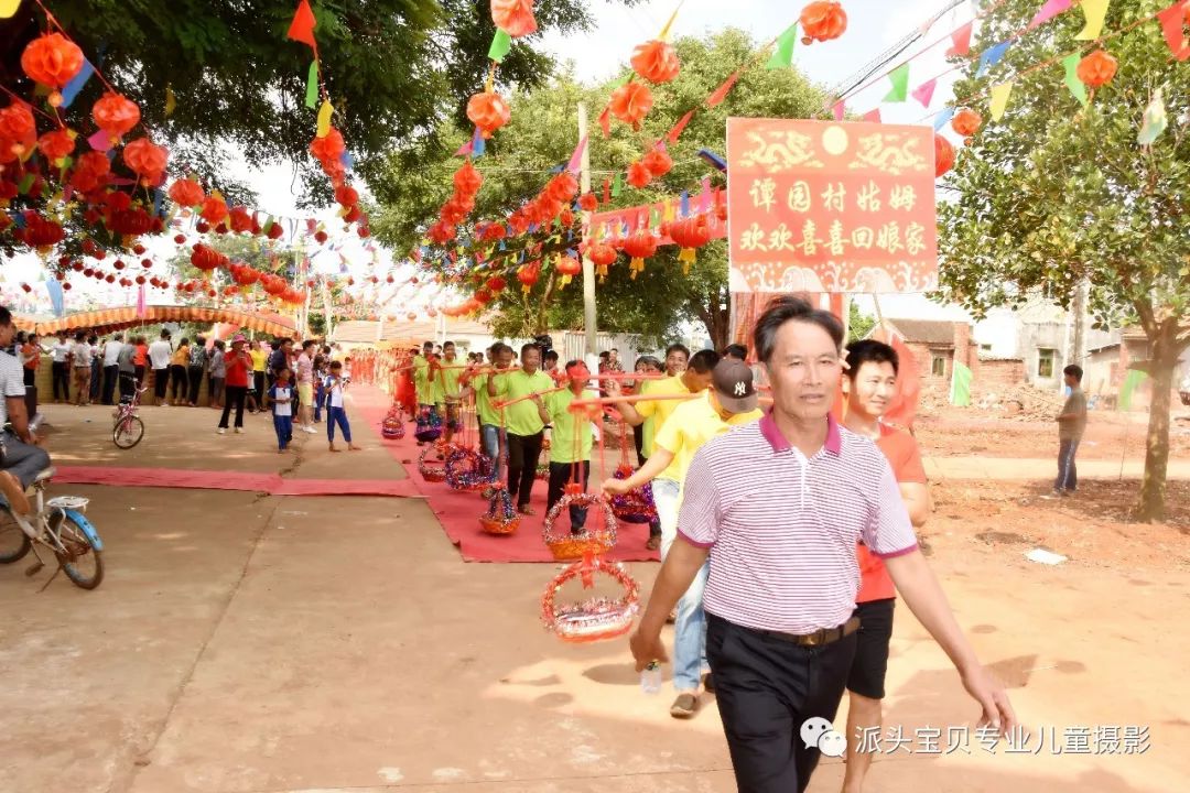 头条徐闻县迈陈镇谭园村外嫁女回到娘家探亲与村民共聚亲情