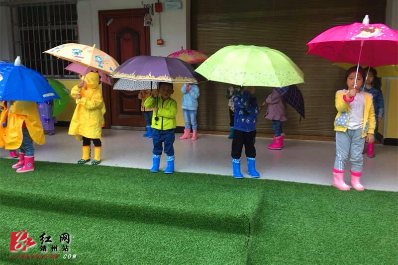 靖州:下雨天 这个幼儿园老师带着孩子踩水玩沙