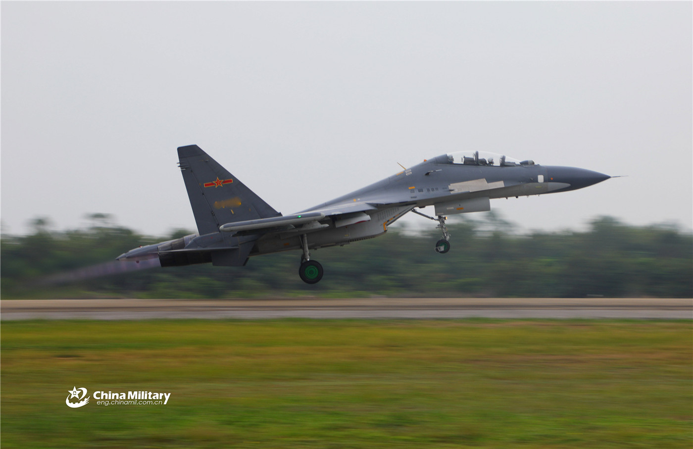 南部战区空军航空兵某旅战斗机准备开飞!