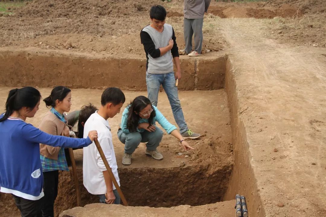 许卫红;2017年,咸阳秦代府库建筑遗址发掘现场(席琳,蔡林海(青海考古