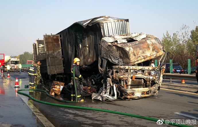 宁洛高速平顶山段发生交通事故 两辆大车起火