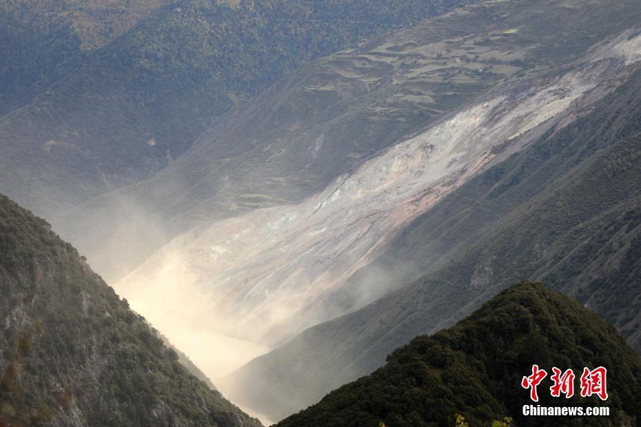 金沙江山体滑坡形成堰塞湖 万名涉险人员转移