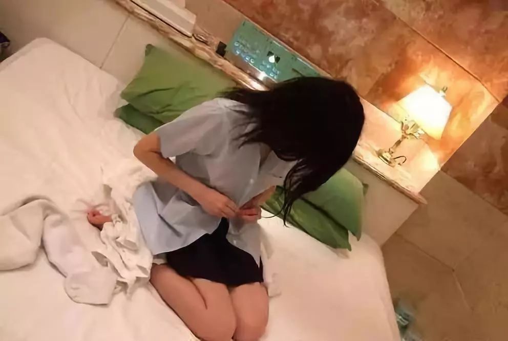 小女孩脱内衣_高清组图 上原美优上吊自杀 178张生前美图(3)