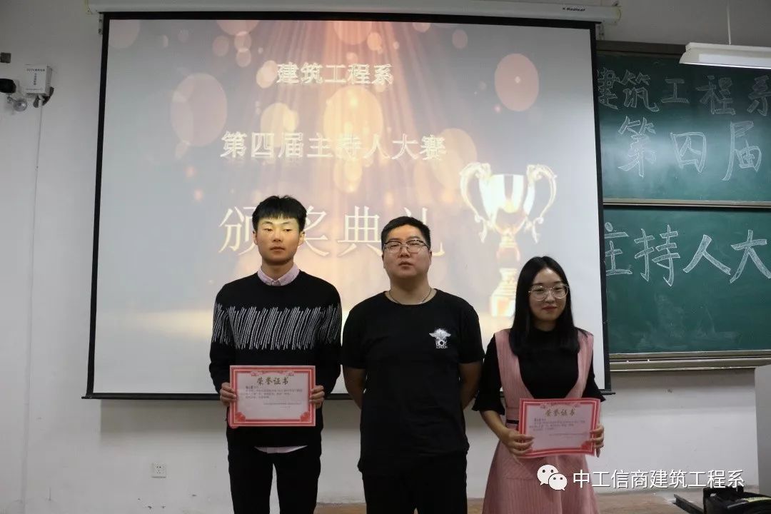 辅导员李新凯老师给获得二等奖的李乐诗,杨文蒙两位同学颁发证书.