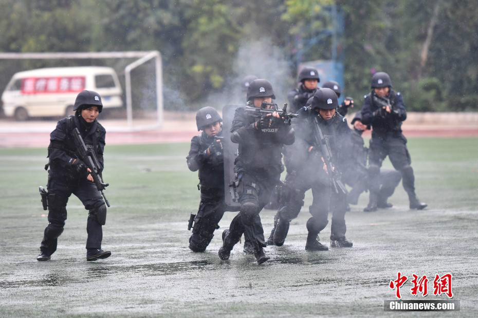 云南警官学院举行军训汇报演练