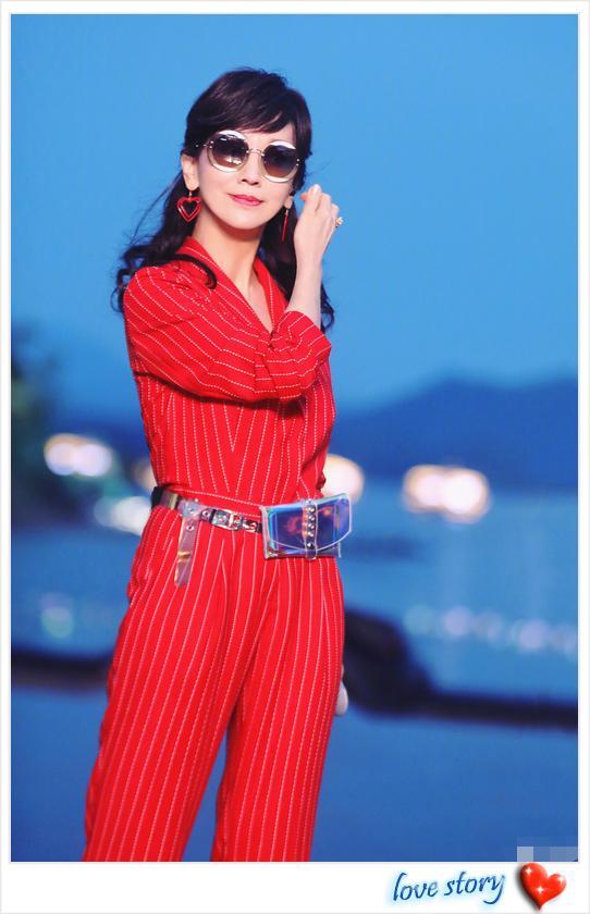 63歲趙雅芝穿紅色西裝挑戰23歲傅菁，見識了女生的美與年齡沒關係 時尚 第2張