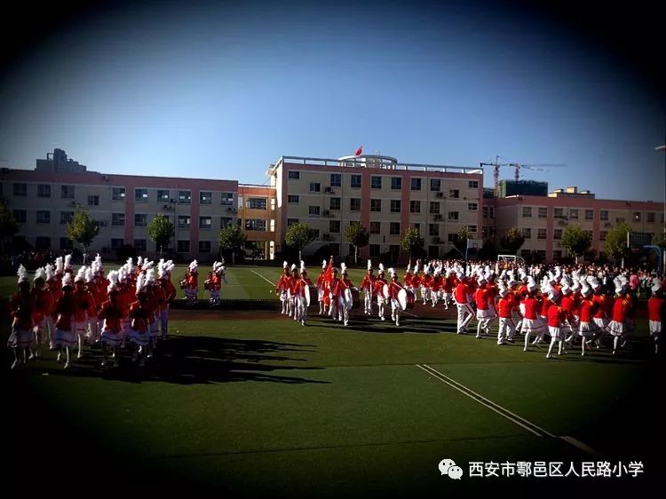 人民路小学鼓号队精彩展示瞬间