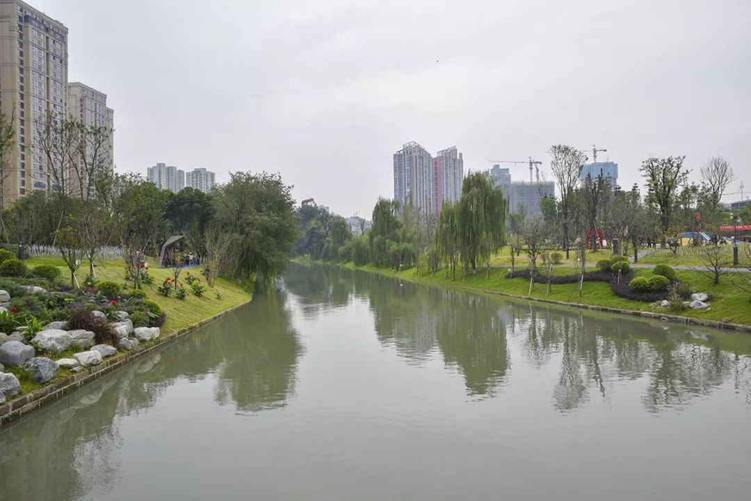 沙河城市公园花草飘香,碧水配蓝天,鲜花配绿草,拍一个!