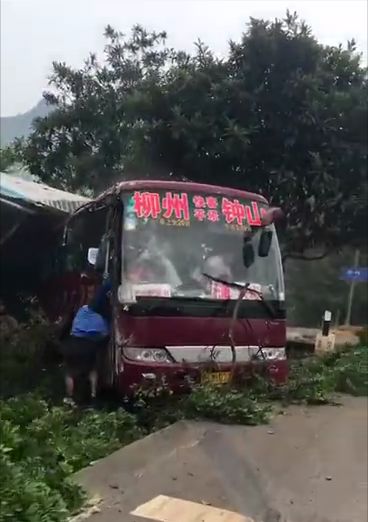 一辆从贺州出发的大巴发生车祸,现场一片狼藉!