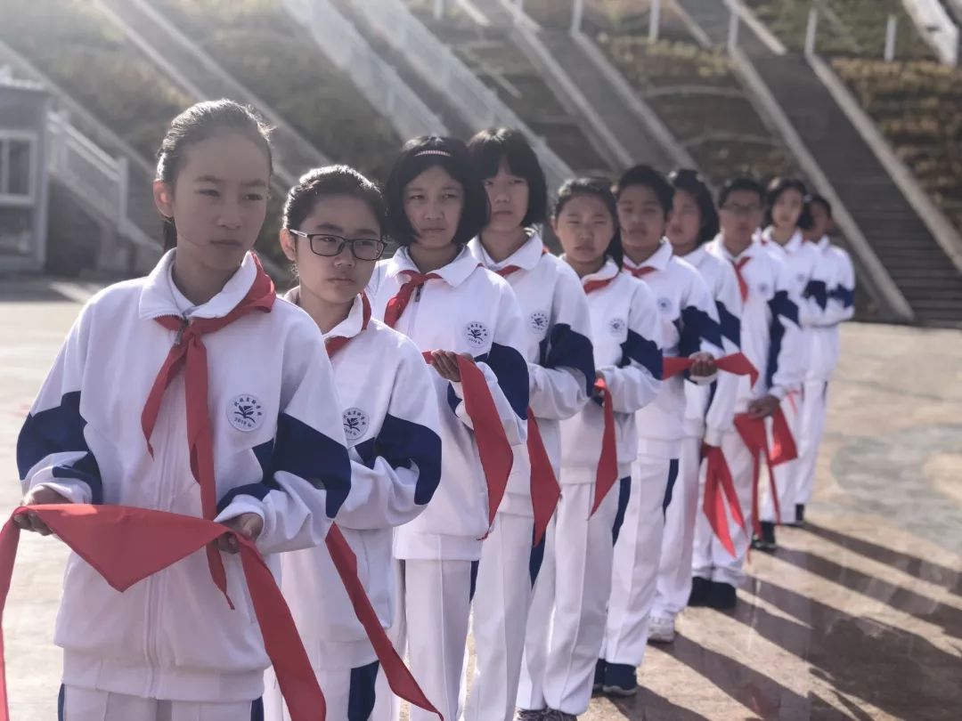 蔡家洼蓝白校服靓丽 碧空下红领巾飘扬—记北航实验学校中学部初一