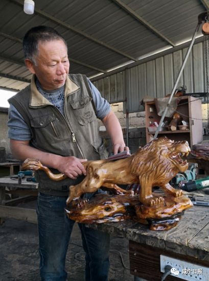 牛!崇阳花甲老人在家自建根雕博物馆