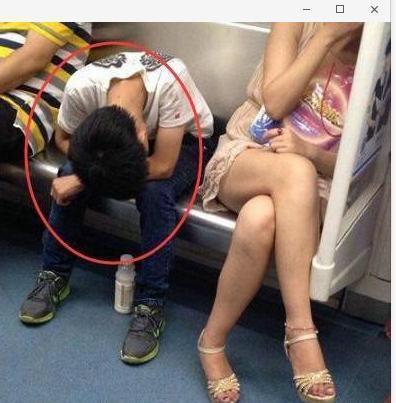 妹子,快长点心吧,穿裙子坐地铁注意点,旁边小伙装睡一