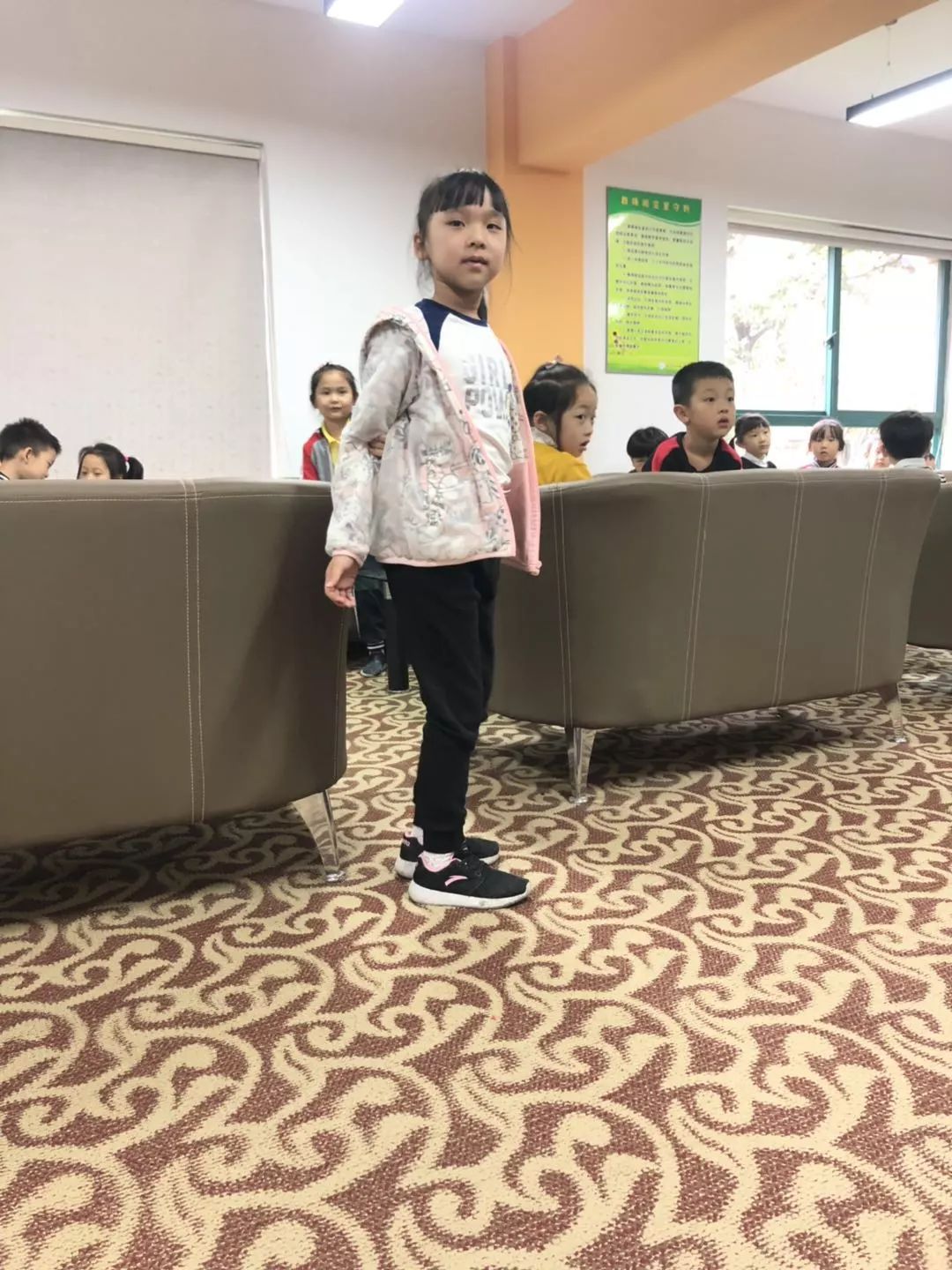 秋风送爽天微凉五小萌娃来演讲记五常中心小学第二届校园英语演讲比赛