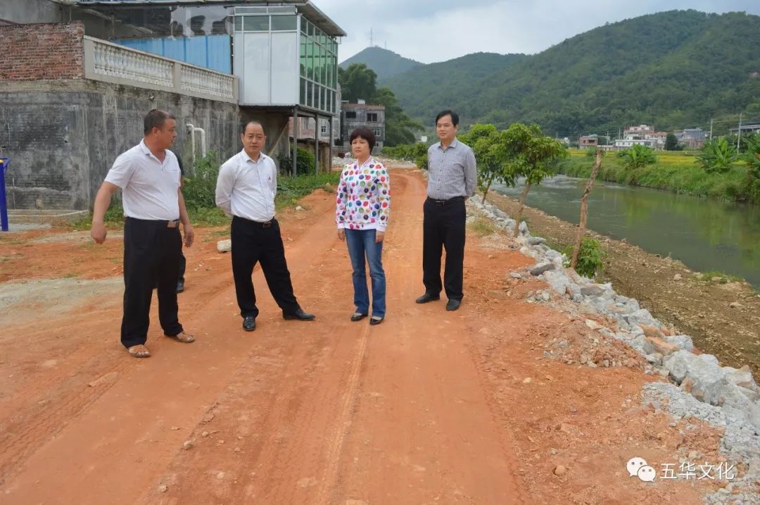 温燕玲到岐岭镇督查一村一文化广场建设工作