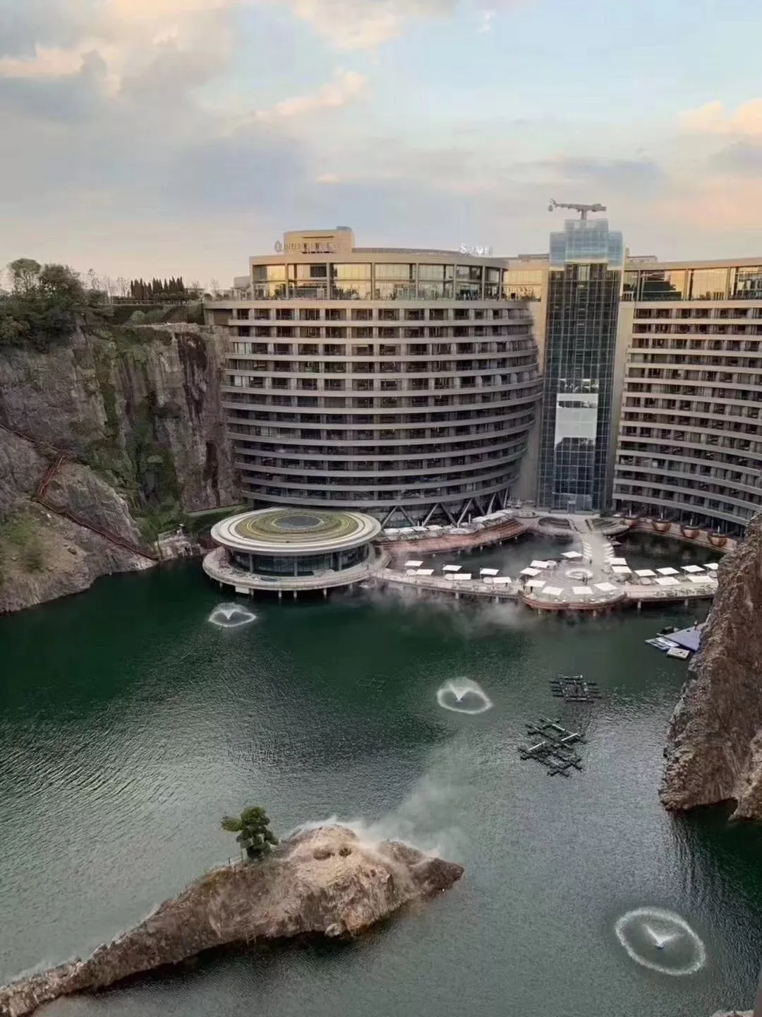 海拔负88米“深坑酒店”！造价20亿、180°观景露台、网红玻璃栈道…_崖壁