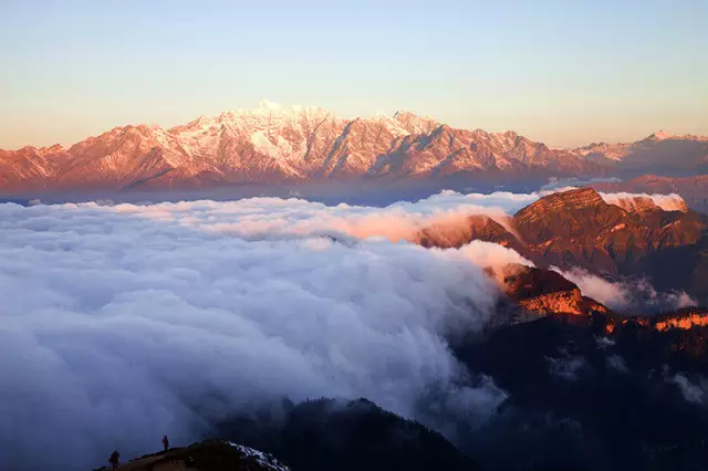 山下有个孙山顶有个名猜成语_从山顶照山下的图片