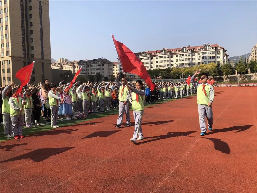 第563期我走路带风因为我是谦谦少年青岛东川路小学举行做最美红领巾