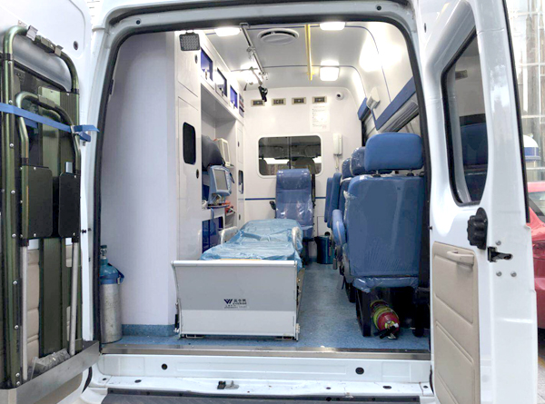 如图:长途跨省护送型救护车 如图:救护车内部展示 如图:救护车内部