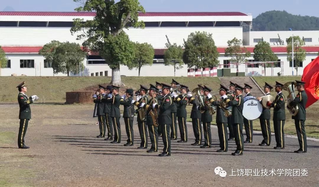 10月12日上午,团委带领50名学生参加96713部队首届军营开放日暨市领导