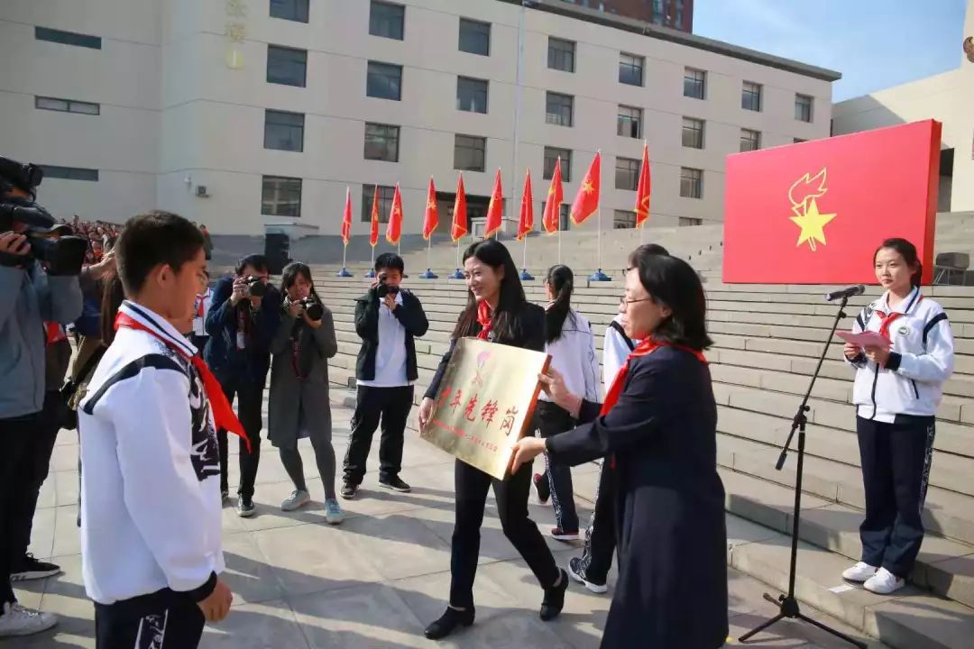 活动观摩了天津第四十二中学七年级建队仪式.