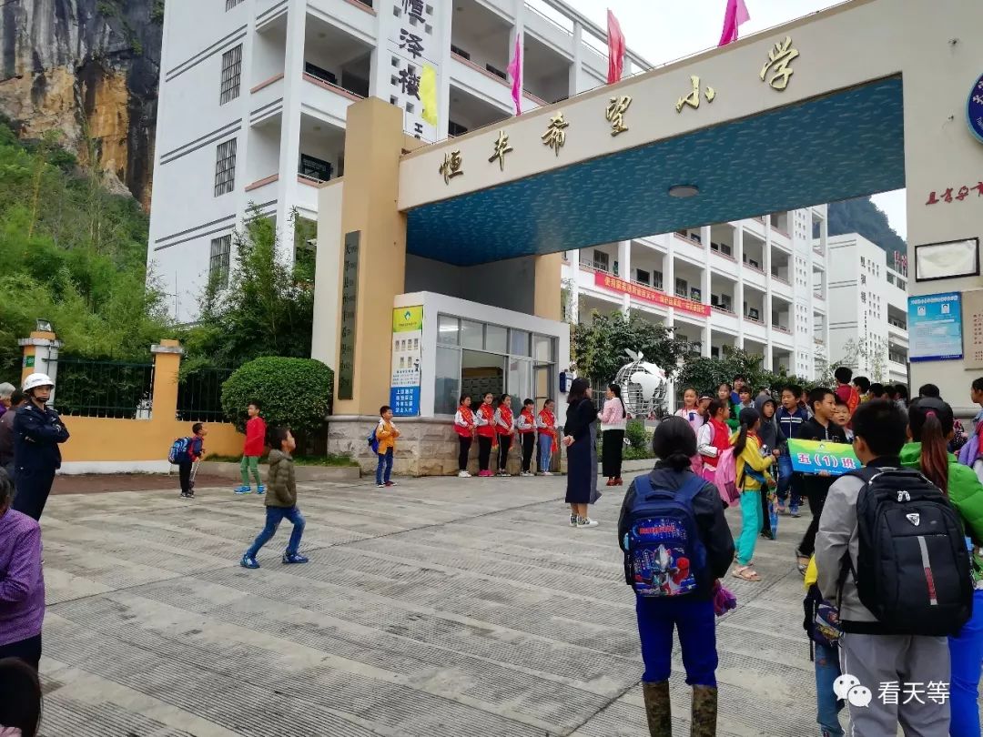 成百上千家长排队接小孩,天等各小学放学校门口人不是