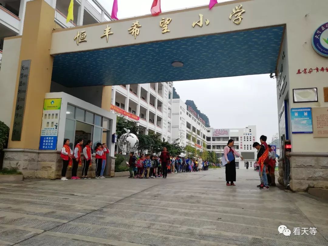 成百上千家长排队接小孩,天等各小学放学校门口人不是