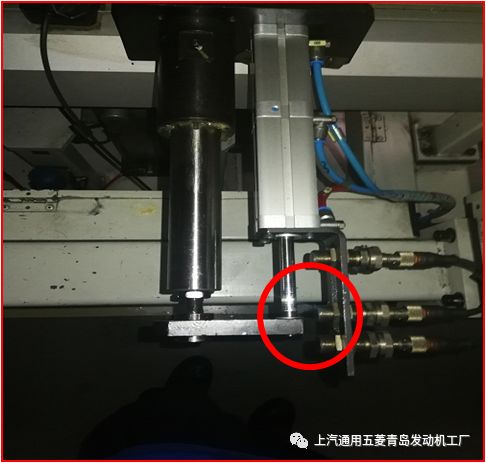 改善点一:气缸连接增加自对中连接杆