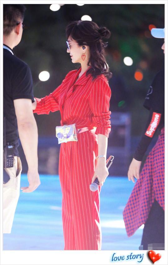 63歲趙雅芝穿紅色西裝挑戰23歲傅菁，見識了女生的美與年齡沒關係 時尚 第4張