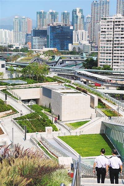 吴晓初摄 香港新启用的西九龙站是世界最大的地下高铁站,景观独特,且