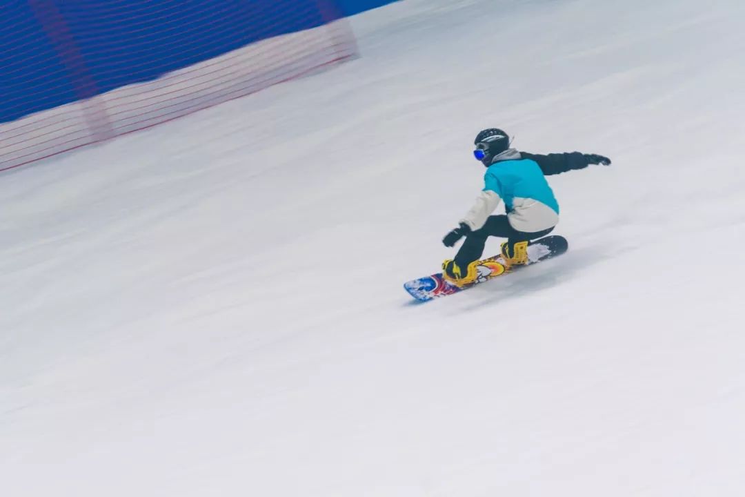 主题乐园暂别夏日精彩,娱雪乐园开板季酷炫启航!_滑雪