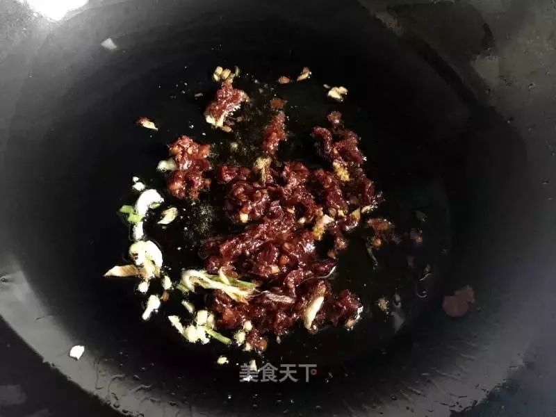 3 放入花椒和两勺郫县豆瓣酱煸炒均匀.