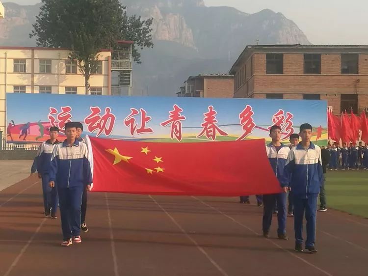 10月12日-13日,第四中学和西戌中学分别举行了秋季田径运动会,通过高