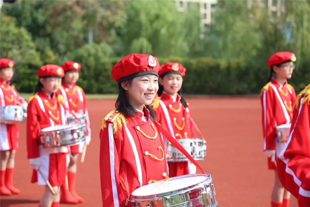 昨天,锡山的少先队员们c位亮相!这场鼓号队风采展示惊艳全场!