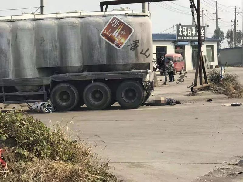 刚刚开平大集发生一车祸女子当场死亡