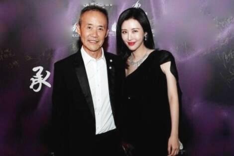 67岁王石与37岁老婆亲密合影照曝光 牵手六年恩爱如初