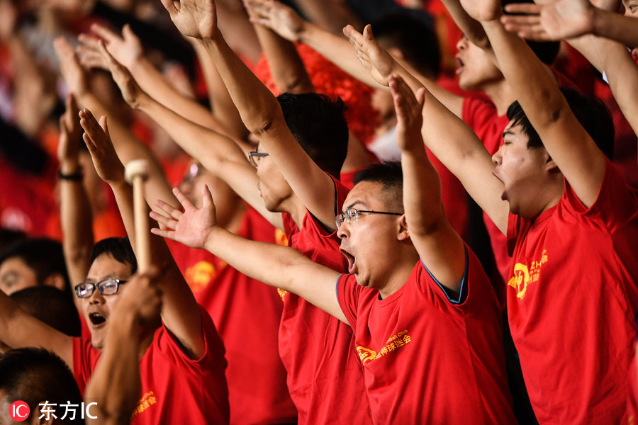 霸气!中印友谊赛中国球迷看台激情助威振奋人心