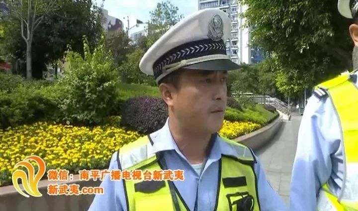 南平公交车抛锚路口〉这时5名交警和协警出手了!