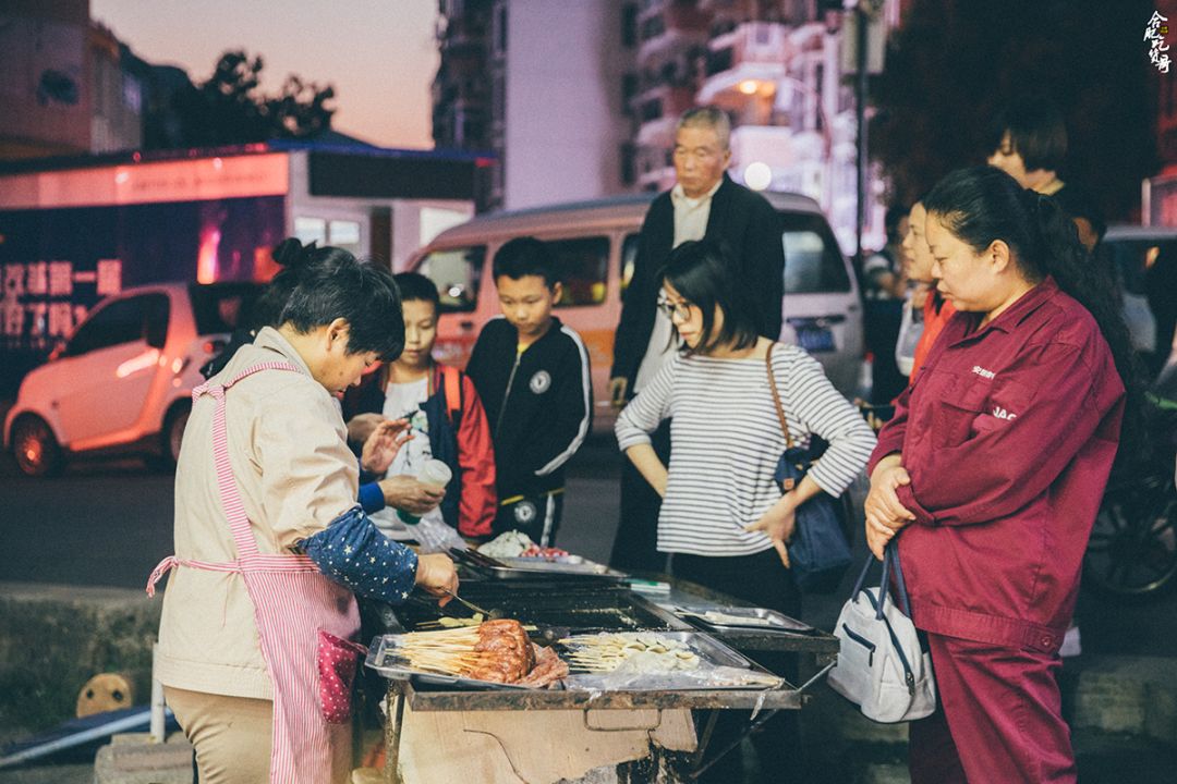 这家默默守在陈村路的小肉串摊,是火了20年的老味道!