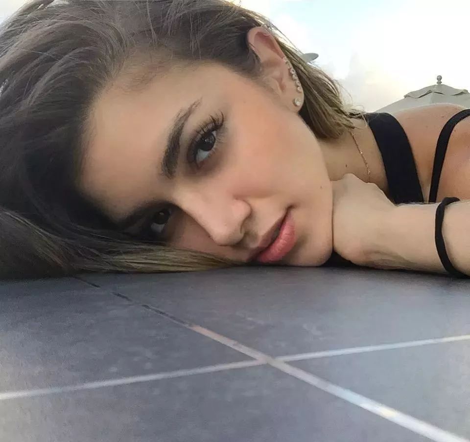 在anllela sagra的身上都有.这些特质,性格开朗?笑容甜美?身材火爆?