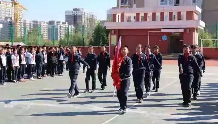 近日,管道局中学第三附属小学开展了"扣好人生第一粒扣子·向国旗敬礼