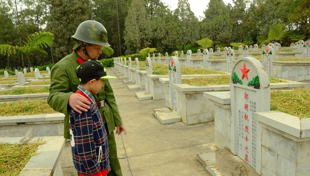 者阴山之战,参战老兵重返旧战场,女兵妆容精致却面色凝重!