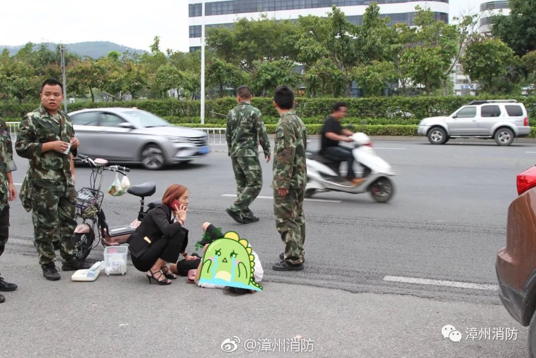 女子车祸骨折,摔倒在了消防队门口