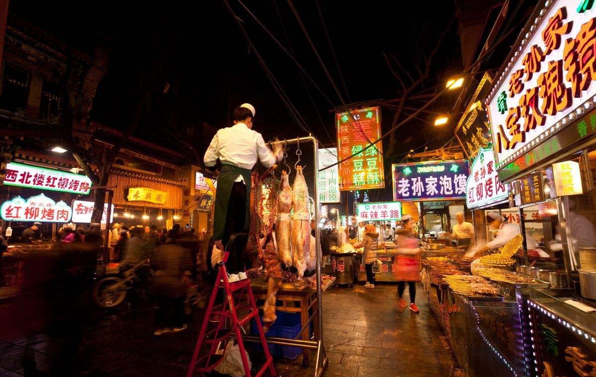 说起北京的美食街,坑人的可不止一条,王府井,前门大街,南锣鼓巷