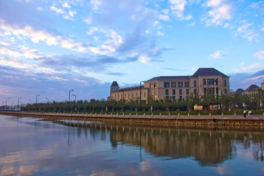 始名舟山水产学院,1975年更名为浙江水产学院,1998年与舟山师范专科