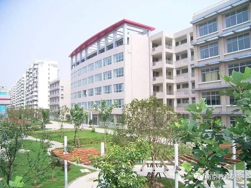 银龙花园学校夫小本着建设一流师资,培养一流学生,办一流实验小学的办