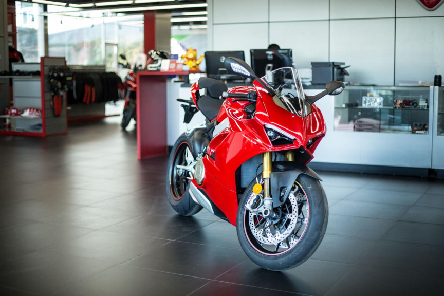 杜卡迪首款四缸超跑—— panigale v4实拍