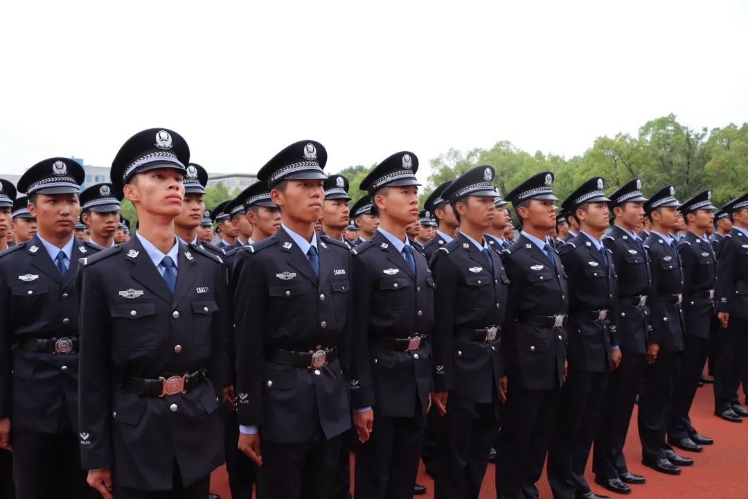 军训41天崭新的警服崭新的一天